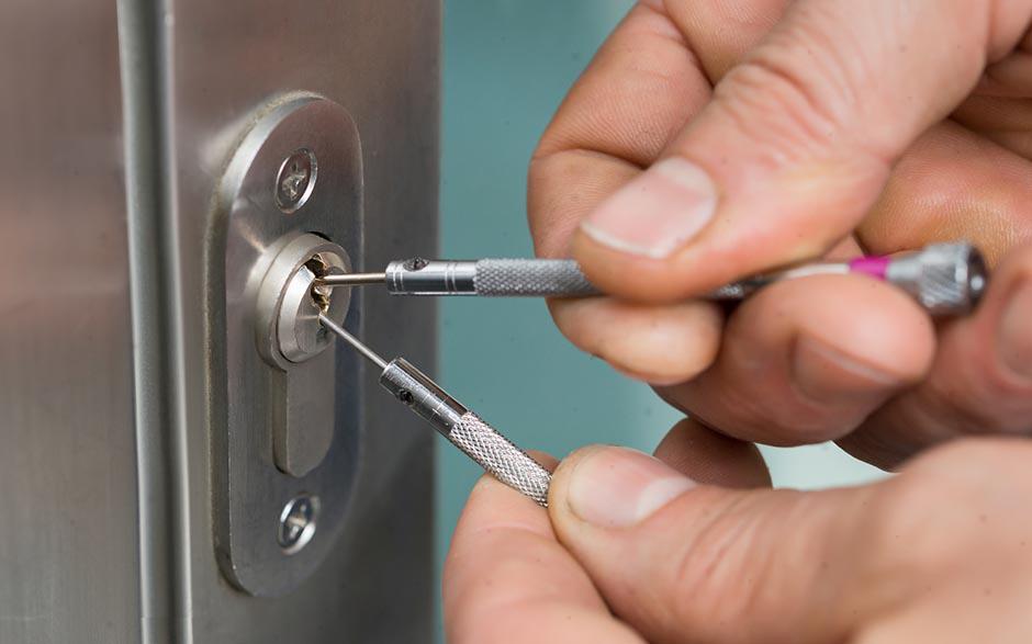 combien coute un serrurier pour ouvrir une porte Épône